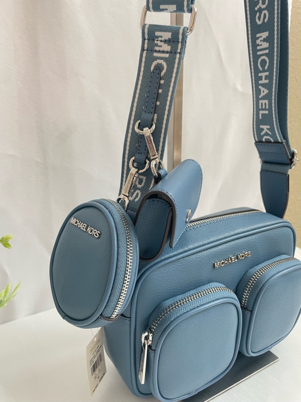 MICHAEL KORS JET SET LEATHER MEDIUM CROSSBODY WITH CASE FOR APPLE AIRPODS PRO - Picture 6 of 13